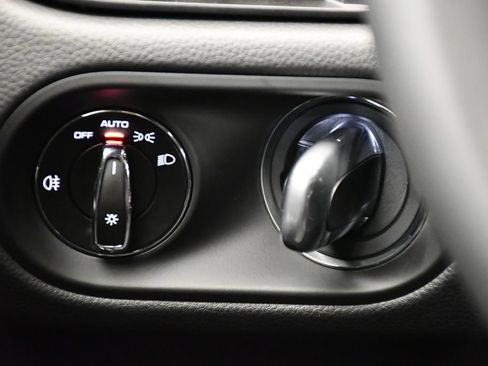 Certified 2025 Porsche Macan AWD/4WD image 26
