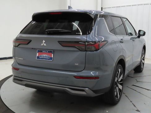 New 2026 Mitsubishi Outlander SE AWD/4WD image 3