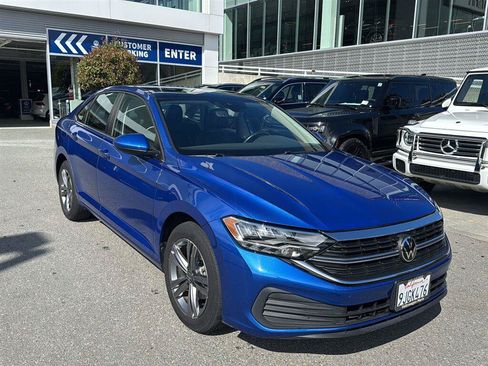 Used 2023 Volkswagen Jetta SE w/ Panoramic Sunroof Package FWD image 4