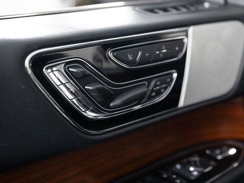 Used 2019 Lincoln Navigator Reserve image 16