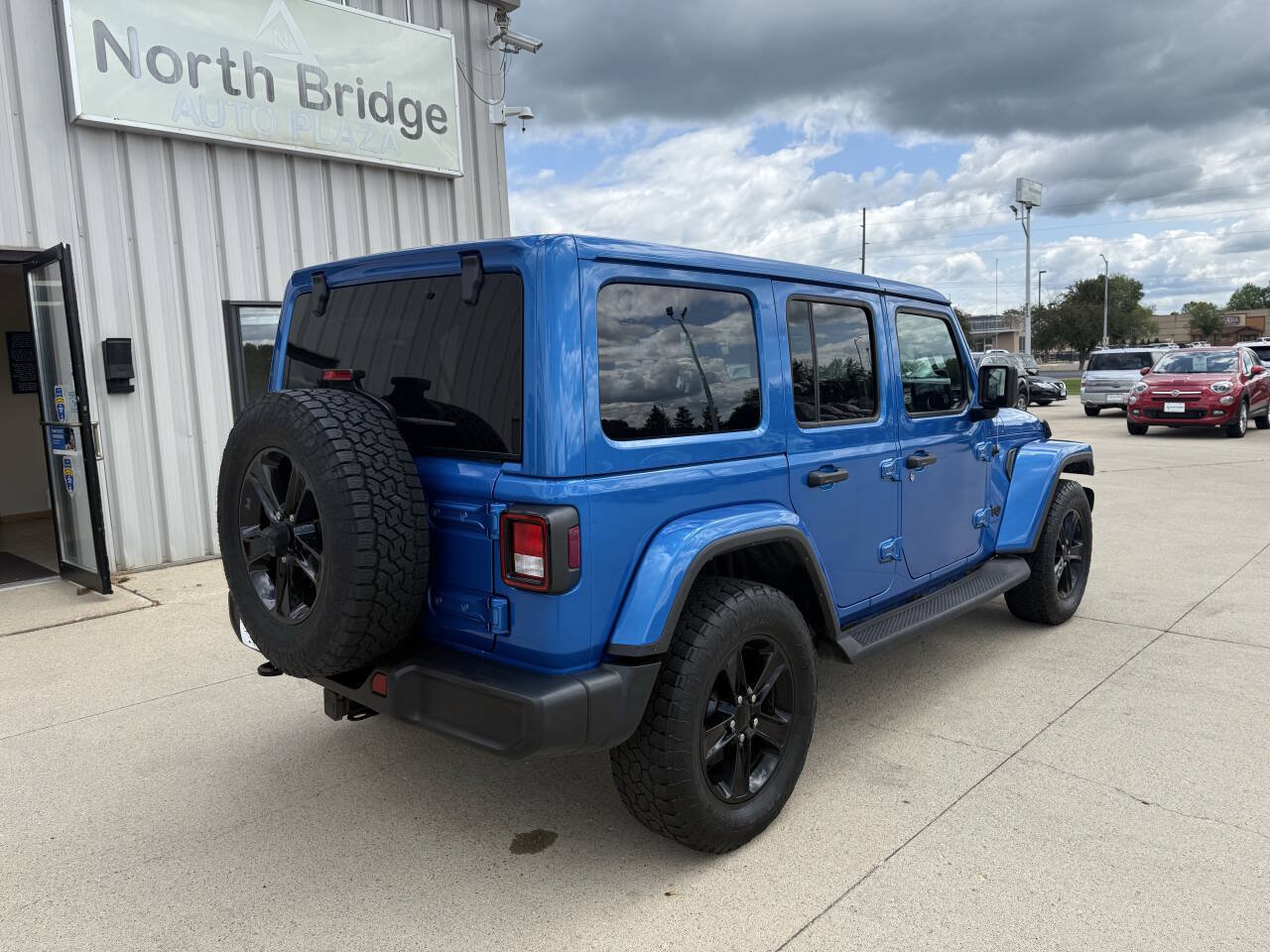 Used 2023 Jeep Wrangler Unlimited Sahara AWD/4WD image 4