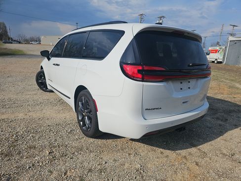 Used 2024 Chrysler Pacifica Touring-L w/ Road Tripper Package image 6