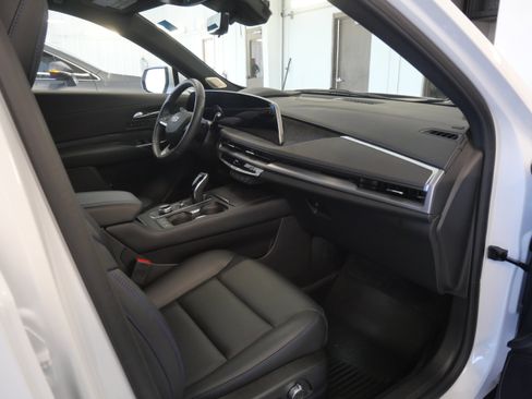 Used 2024 Cadillac XT4 Sport w/ Technology Package image 14