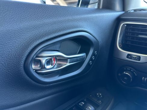 Used 2019 Jeep Cherokee Limited FWD image 18