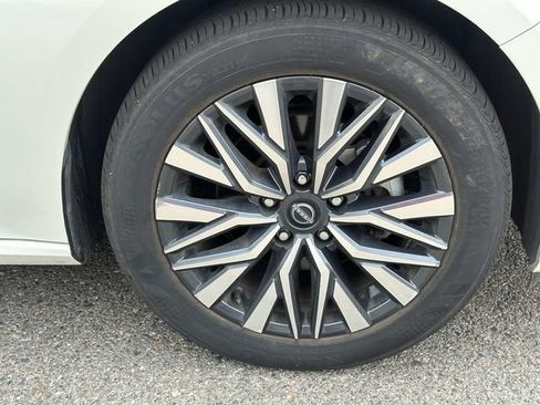 Used 2025 Nissan Altima 2.5 SV FWD image 14