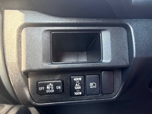 Used 2018 Toyota Tacoma TRD Off-Road AWD/4WD image 15