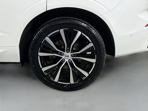 Certified 2024 Volvo XC60 B5 Plus AWD/4WD image 28