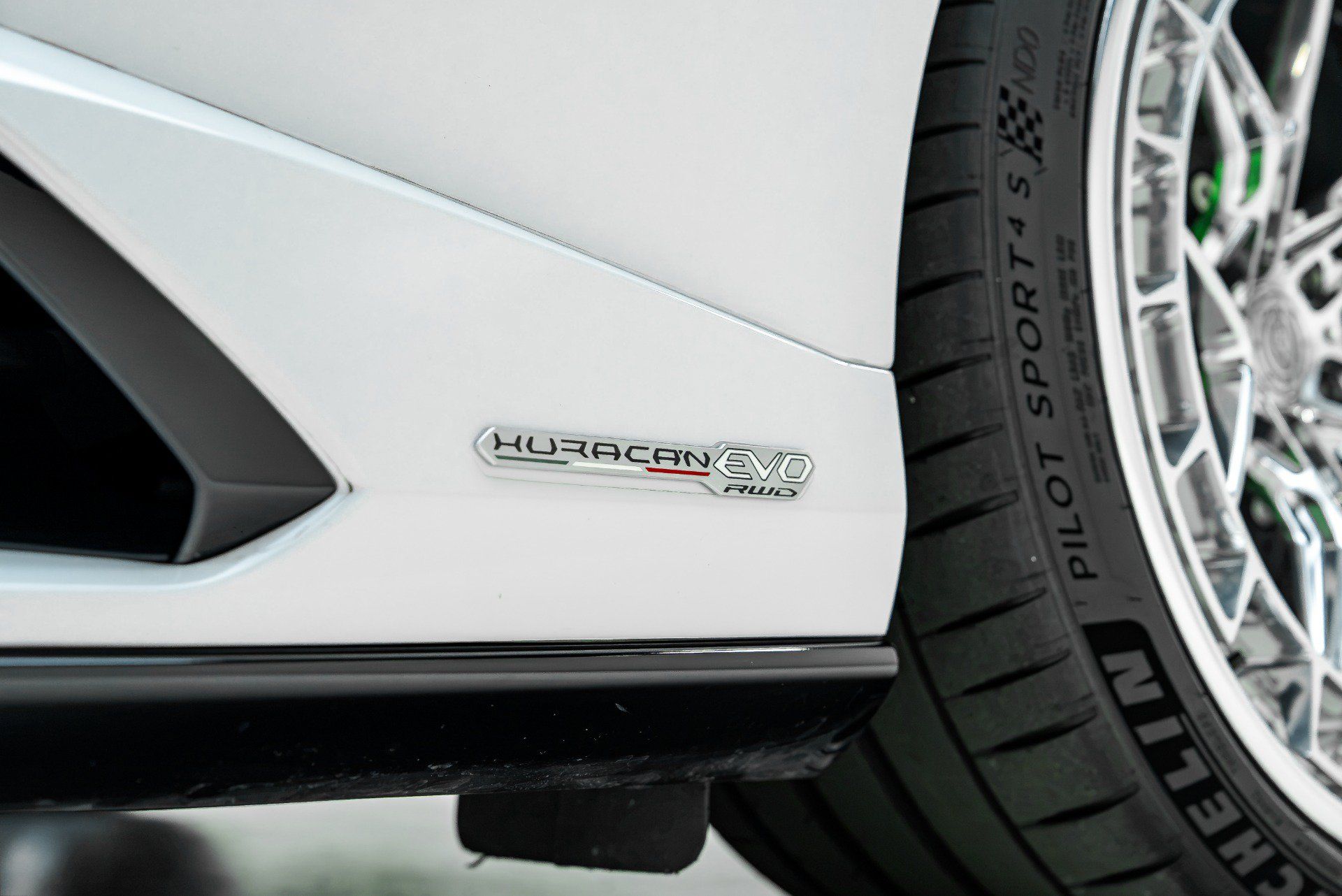 Used 2021 Lamborghini Huracan EVO RWD image 32