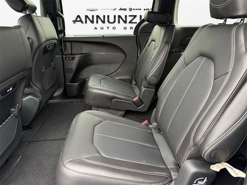 New 2026 Chrysler Pacifica Select image 13