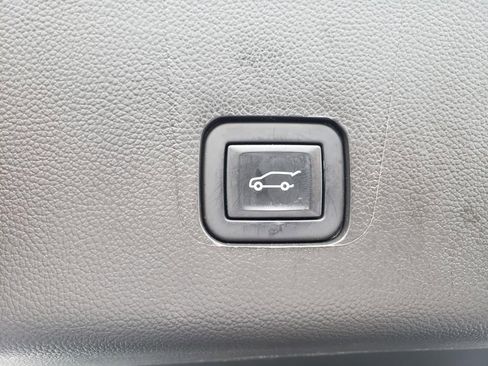 Used 2023 Chevrolet Traverse LT image 8