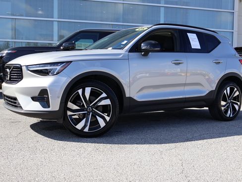 Used 2025 Volvo XC40 B5 Plus image 1