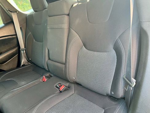 Used 2019 Jeep Cherokee Latitude w/ Cold Weather Group image 18