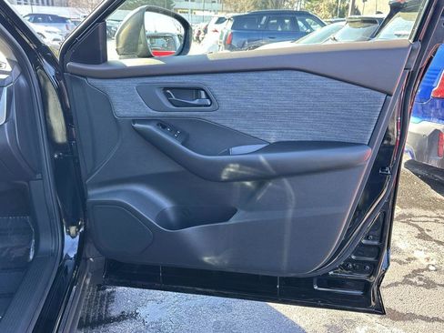 Used 2023 Nissan Rogue S image 29