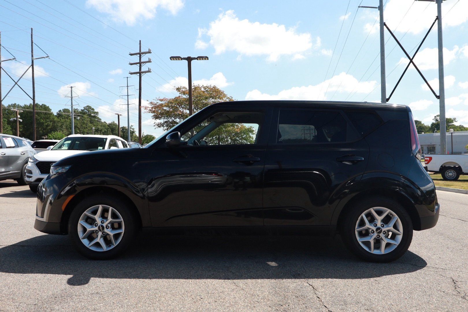 Used 2024 Kia Soul LX w/ Option Group 015 FWD image 2