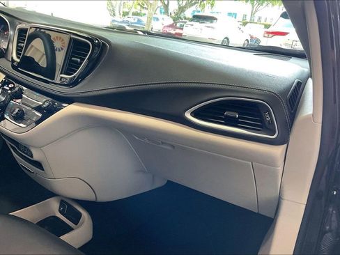 Used 2023 Chrysler Pacifica Touring-L FWD image 25