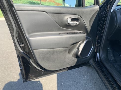 Certified 2023 Jeep Renegade Latitude AWD/4WD image 14