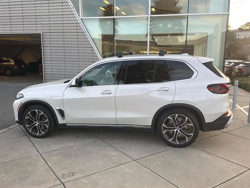 Used 2024 BMW X5 xDrive50e w/ Premium Package image 9