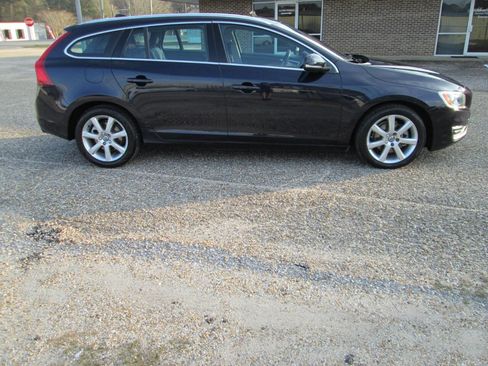 Used 2017 Volvo V60 T5 Premier w/ Convenience Package image 16
