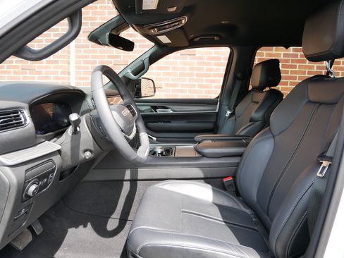 Used 2024 Jeep Wagoneer Series II w/ Convenience Group I AWD/4WD image 6