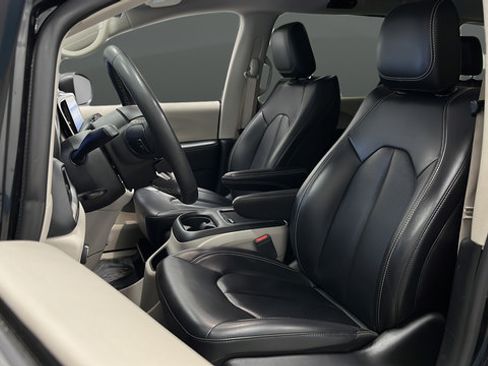 Used 2023 Chrysler Pacifica Touring-L FWD image 9