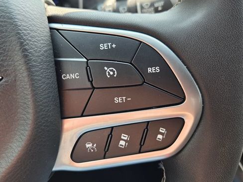 Used 2025 Chrysler Pacifica Select FWD image 15