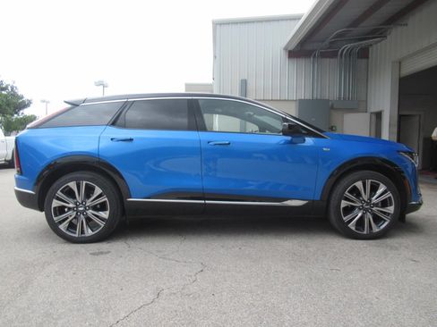 Used 2025 Cadillac Optiq Luxury 2 AWD/4WD image 2