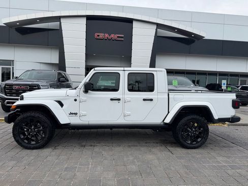 Used 2025 Jeep Gladiator Sport AWD/4WD image 1