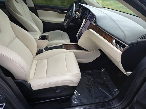 Used 2017 Tesla Model X 90D image 11