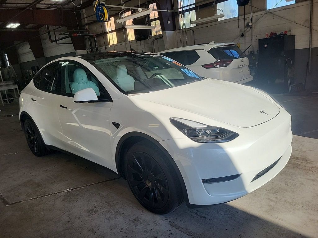 Used 2024 Tesla Model Y Long Range AWD/4WD image 3