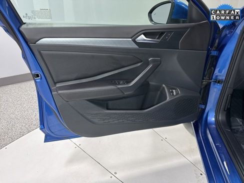 Used 2024 Volkswagen Jetta SE w/ Panoramic Sunroof Package image 9