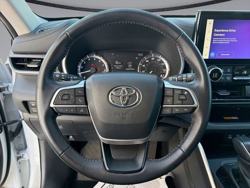 Used 2023 Toyota Highlander XLE FWD image 21