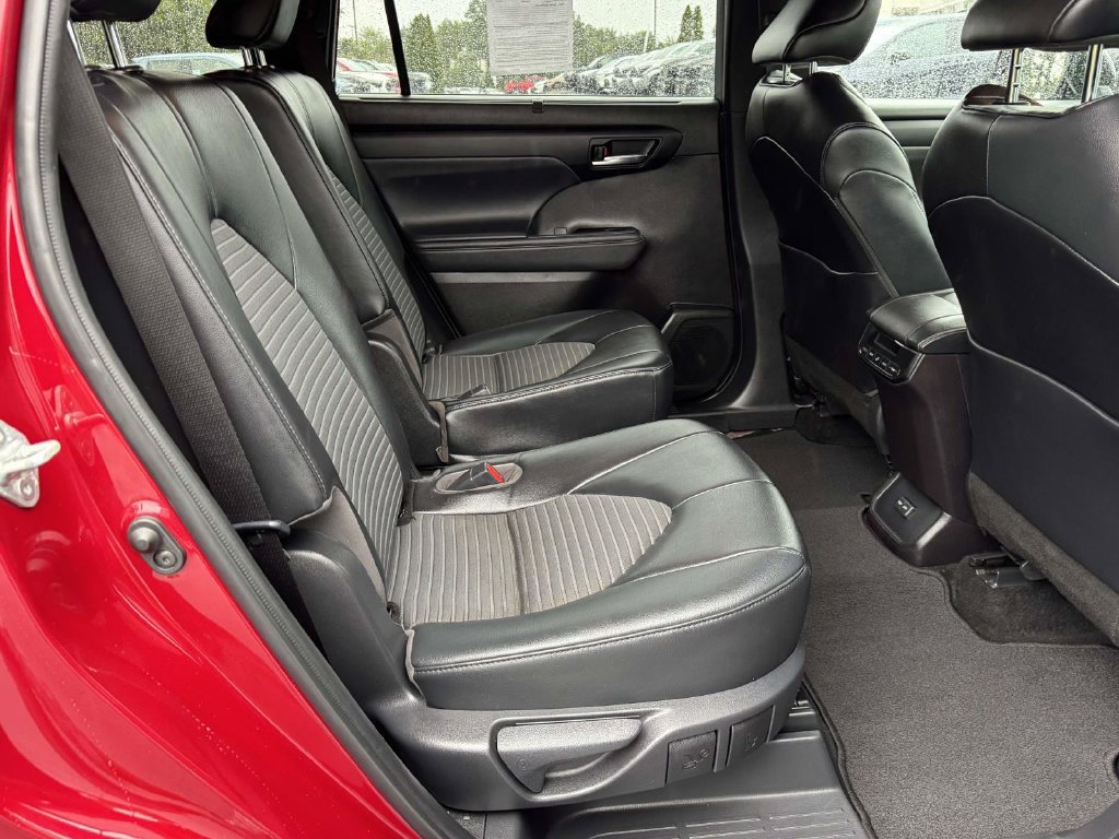 Used 2022 Toyota Highlander XSE FWD image 14