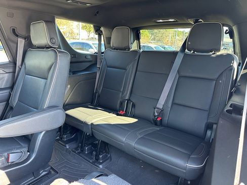 Used 2023 GMC Yukon SLT w/ SLT Premium Package image 10