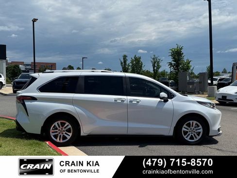 Used 2023 Toyota Sienna Limited FWD image 8