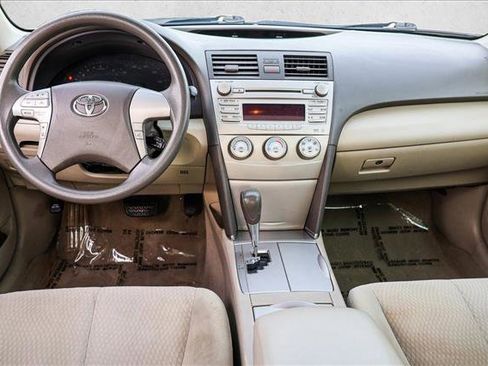 Used 2010 Toyota Camry LE image 21
