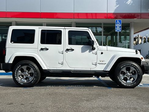 Used 2017 Jeep Wrangler Unlimited Sahara w/ Connectivity Group AWD/4WD image 3