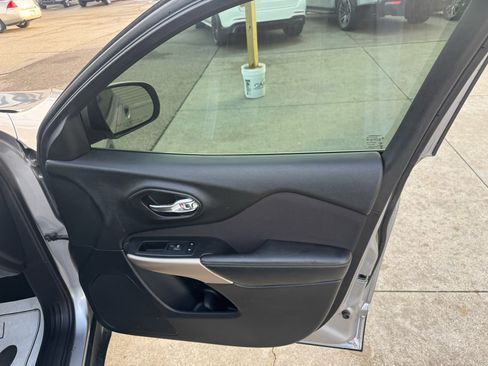 Used 2018 Jeep Cherokee Latitude image 15