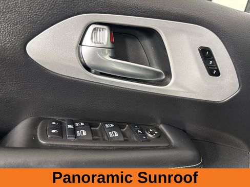 Used 2025 Chrysler Pacifica Limited image 9