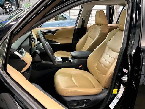 Used 2020 Toyota RAV4 XLE Premium image 28