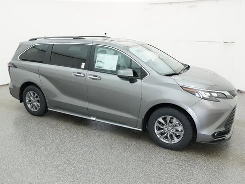 New 2026 Toyota Sienna XLE image 34