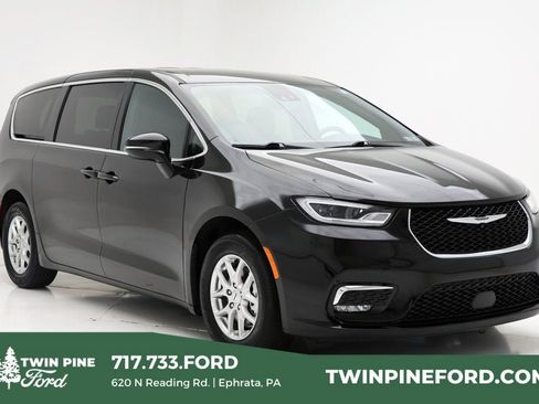 Used 2025 Chrysler Pacifica Select FWD image 1