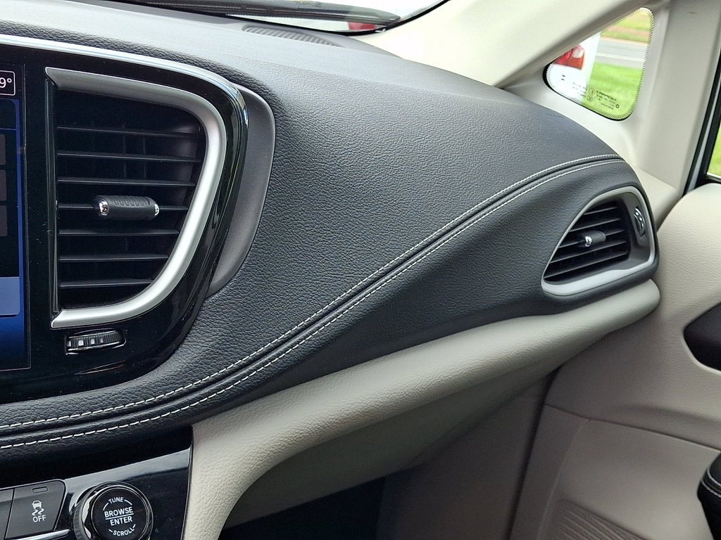 Certified 2023 Chrysler Pacifica Touring-L w/ Uconnect Theater Family Group AWD/4WD image 31