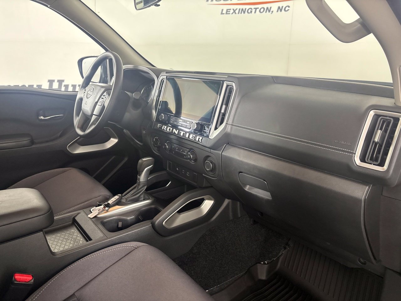 Used 2025 Nissan Frontier SV AWD/4WD image 35