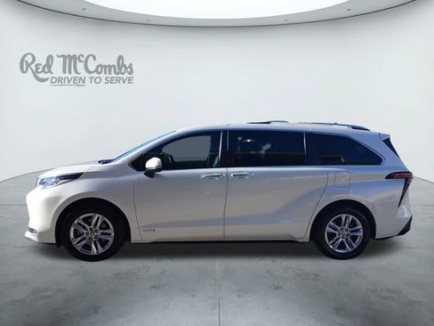 Used 2021 Toyota Sienna Limited image 2