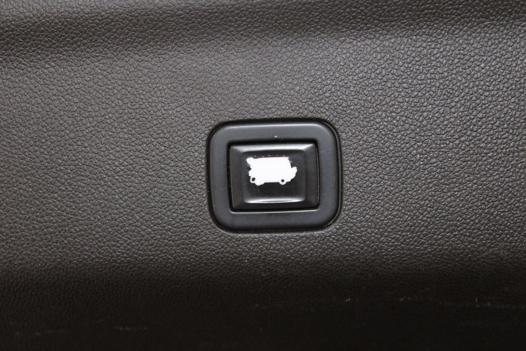 Used 2021 Chevrolet Suburban High Country RWD image 20