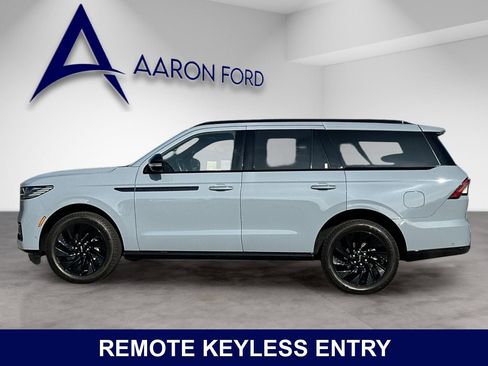 Used 2025 Lincoln Navigator Reserve w/ Jet Appearance Package AWD/4WD image 3