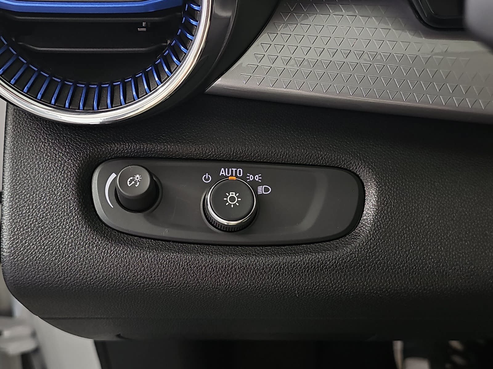 Used 2025 Chevrolet Trax LT FWD image 21