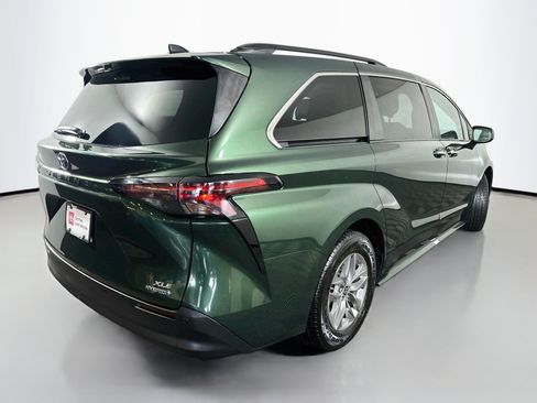 Certified 2024 Toyota Sienna XLE FWD image 7