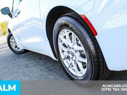 Used 2024 Chrysler Pacifica Touring-L image 14