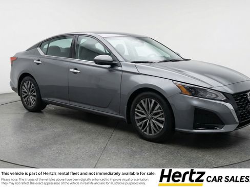 Used 2025 Nissan Altima 2.5 SV FWD image 2